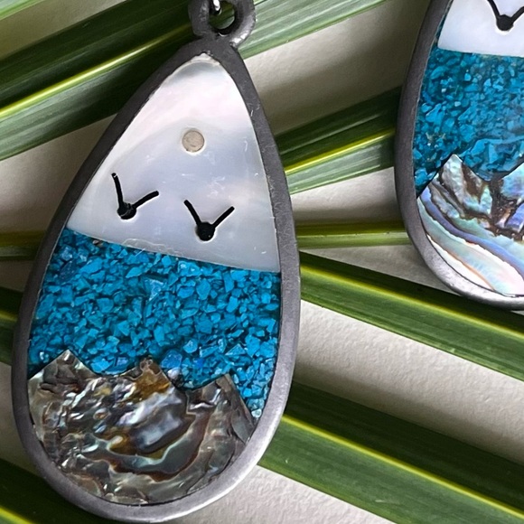 Vintage 1991 Geniuine Abalone & Mother of Pearl  Earrings with crushed Turquoise - Picture 4 of 4